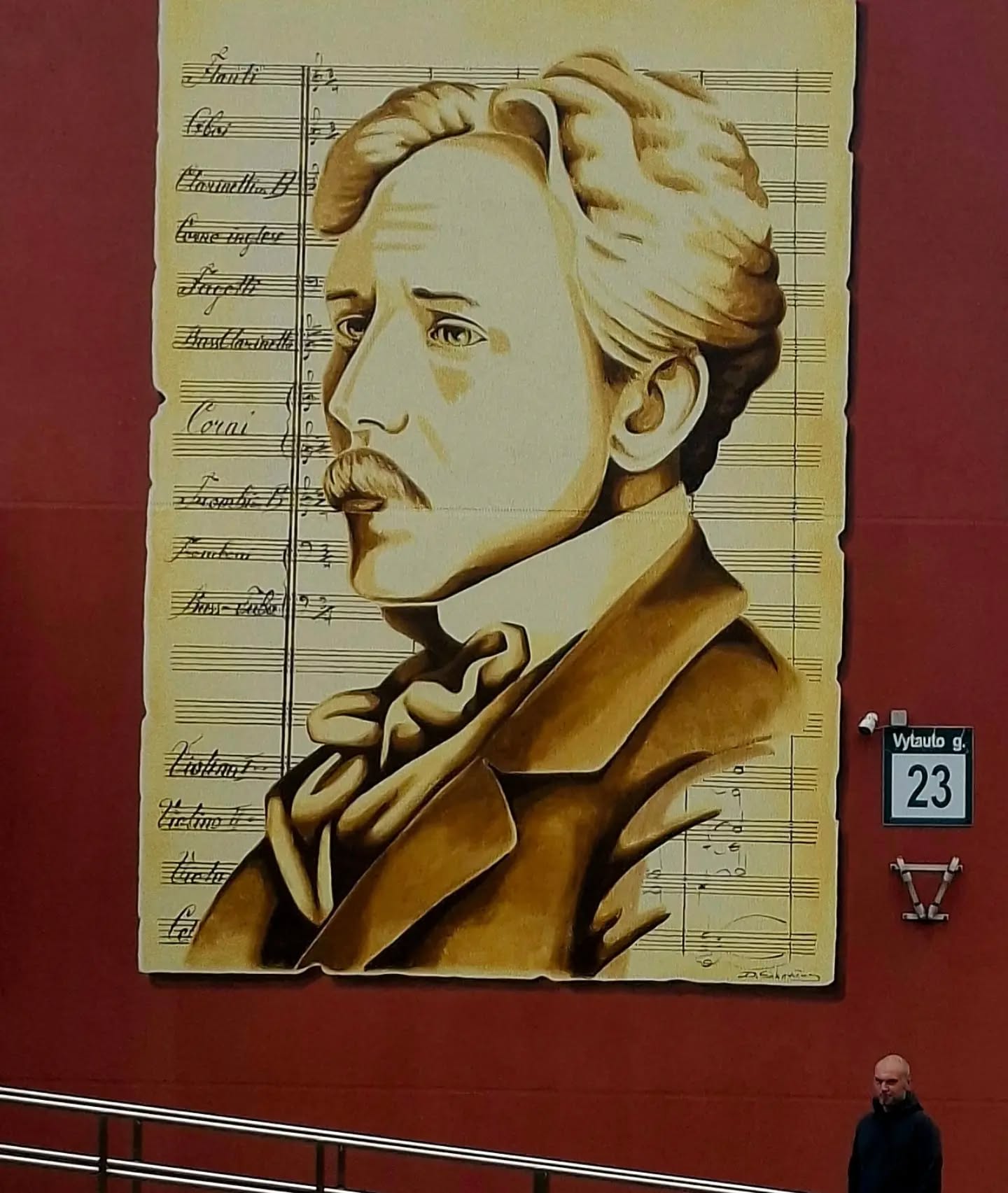 Čiurlionis, pasitinkantis mūsų mokyklos mokinius, mokytojus, svečius bei kiekvieną praeivį – simboliškai įprasmina kūrybos dovaną!